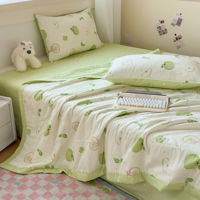 91家纺网 家纺一手货源 找家纺 蓝雀翎 2025新款全棉印花新疆棉花夏被 苹果派对