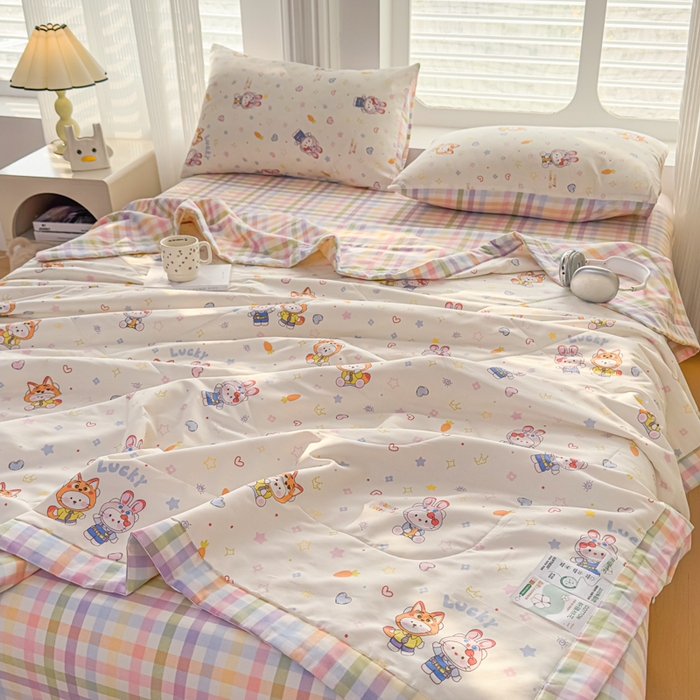 91家纺网 家纺一手货源 找家纺 蓝雀翎 2025新款全棉印花新疆棉花夏被 甜蜜小兔