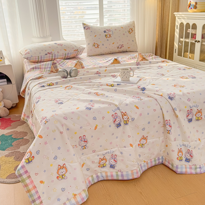 91家纺网 家纺一手货源 找家纺 蓝雀翎 2025新款全棉印花新疆棉花夏被 甜蜜小兔