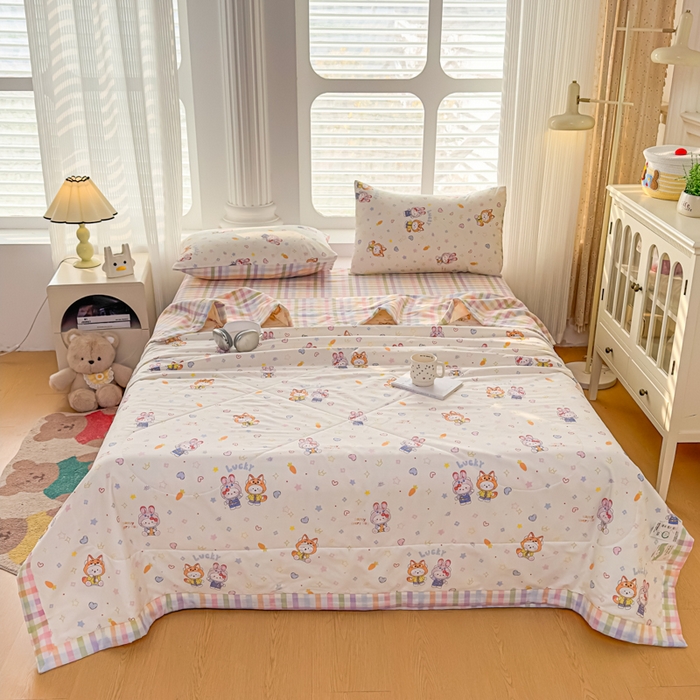 91家纺网 家纺一手货源 找家纺 蓝雀翎 2025新款全棉印花新疆棉花夏被 甜蜜小兔