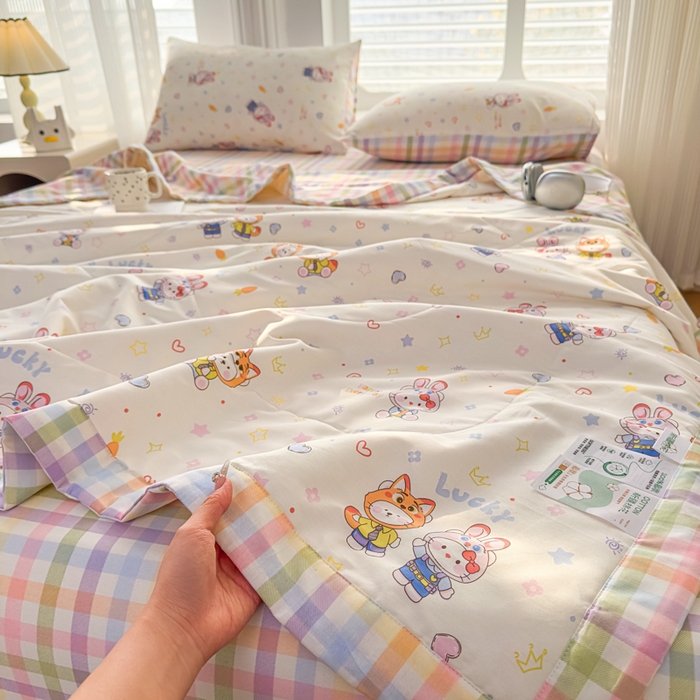 91家纺网 家纺一手货源 找家纺 蓝雀翎 2025新款全棉印花新疆棉花夏被 甜蜜小兔