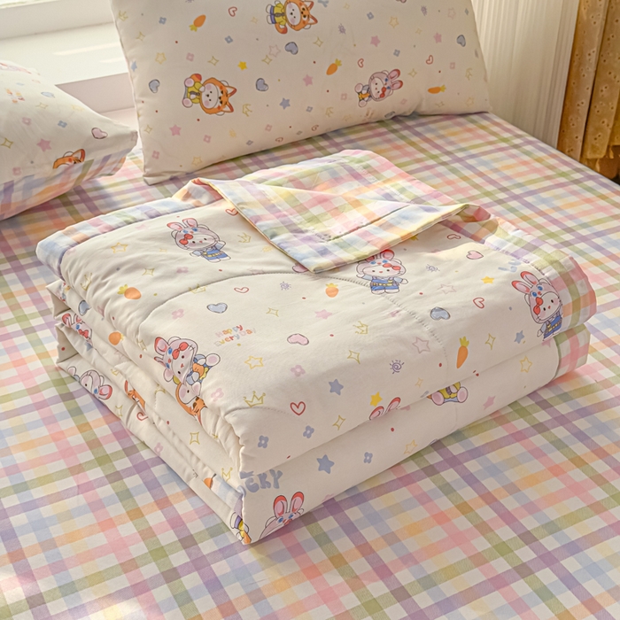 91家纺网 家纺一手货源 找家纺 蓝雀翎 2025新款全棉印花新疆棉花夏被 甜蜜小兔