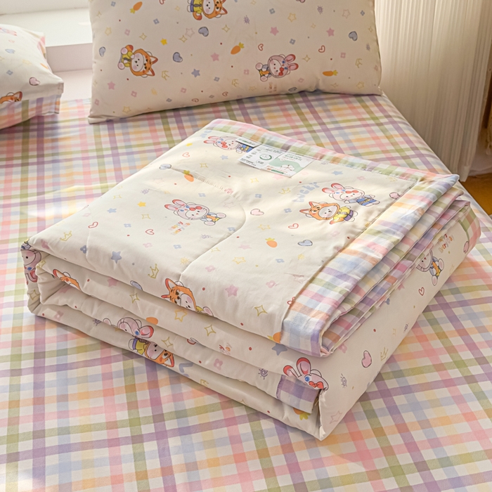 91家纺网 家纺一手货源 找家纺 蓝雀翎 2025新款全棉印花新疆棉花夏被 甜蜜小兔