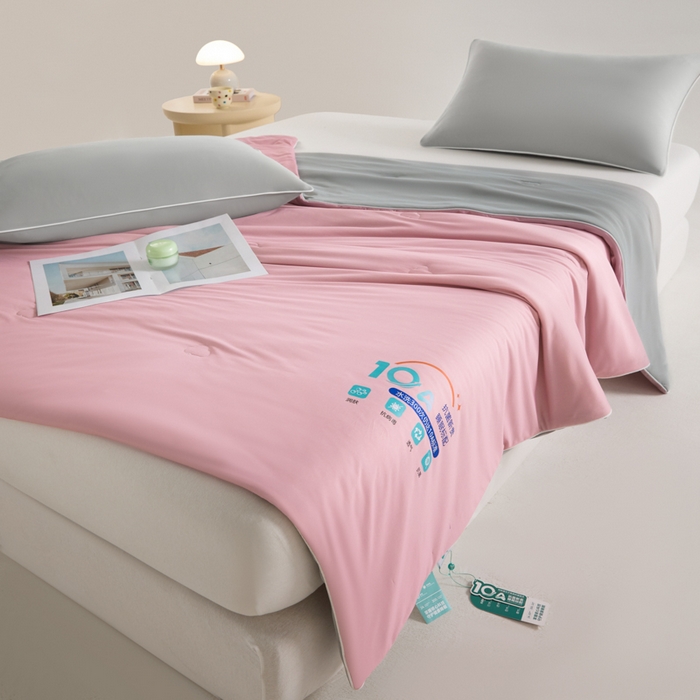 91家纺网 家纺一手货源 找家纺 宝士康家纺 2026春夏新款10A抗菌凉感丝夏被夏凉被空调被 桃桃云灰