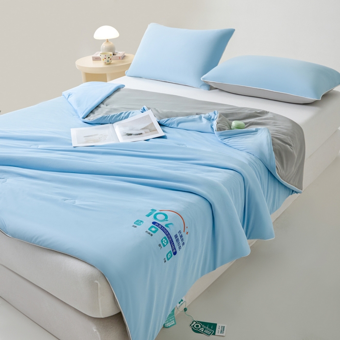 91家纺网 家纺一手货源 找家纺 宝士康家纺 2026春夏新款10A抗菌凉感丝夏被夏凉被空调被 天蓝云灰