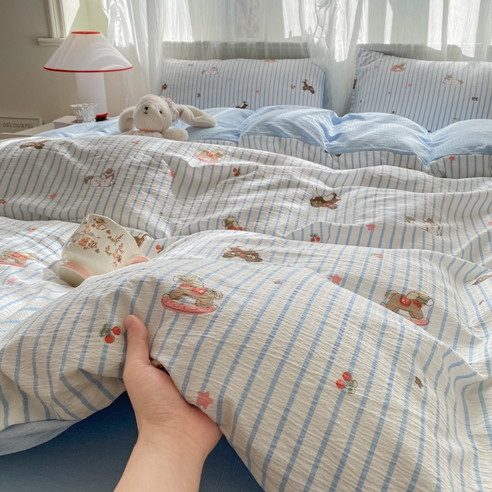 91家纺网 家纺一手货源 找家纺 红日子纺织品 2026春夏云感复古+小清新皱皱纱四件套 童年木马