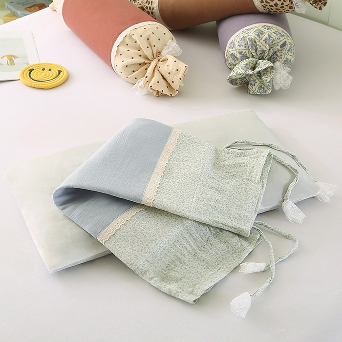 91家纺网 家纺一手货源 找家纺 蔻眠 绑带款全棉皱皱纱荞麦枕头糖果牵引护颈枕芯 天蓝