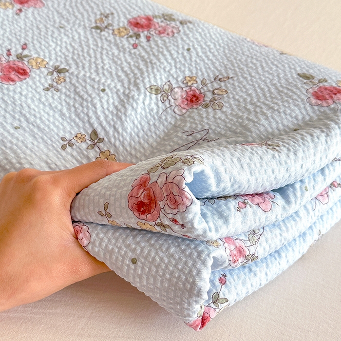 91家纺网 家纺一手货源 找家纺 家贝爱 2026新款轻氧泡泡棉被套 冰蓝花语