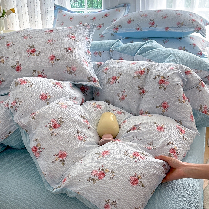 91家纺网 家纺一手货源 找家纺 家贝爱 2026新款轻氧泡泡棉被套 冰蓝花语