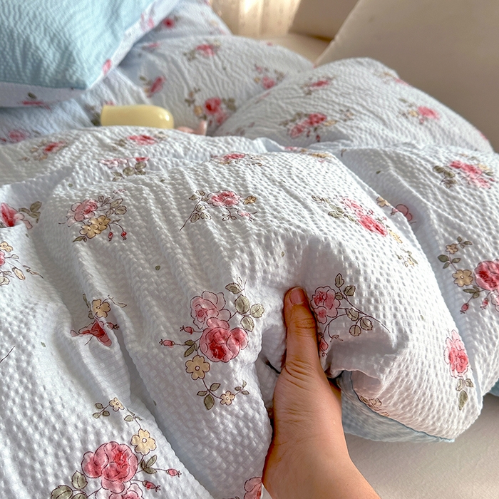 91家纺网 家纺一手货源 找家纺 家贝爱 2026新款轻氧泡泡棉被套 冰蓝花语