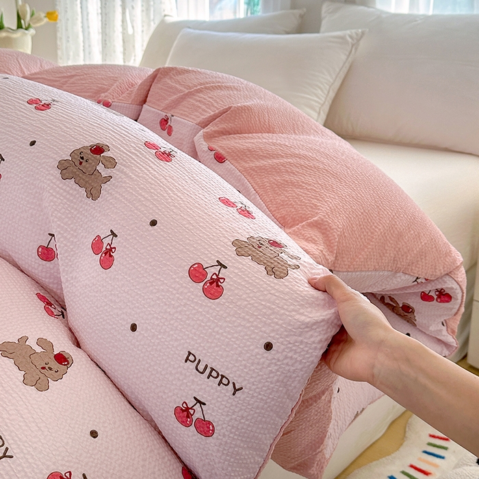 91家纺网 家纺一手货源 找家纺 家贝爱 2026新款轻氧泡泡棉被套 桃之夭夭