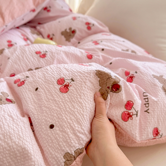 91家纺网 家纺一手货源 找家纺 家贝爱 2026新款轻氧泡泡棉被套 桃之夭夭