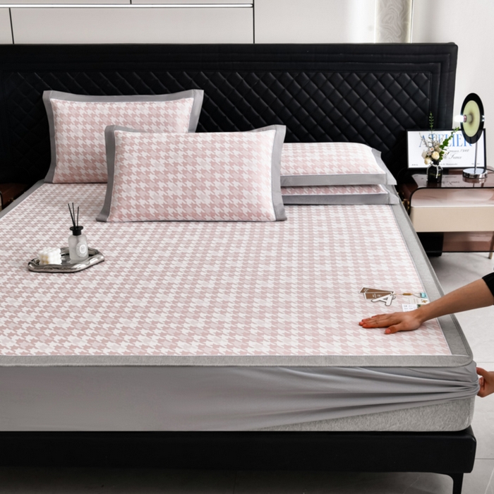 91家纺网 家纺一手货源 找家纺 小牛席业 2026新款PE千鸟格凉感冰丝席系列（床笠款） 粉色