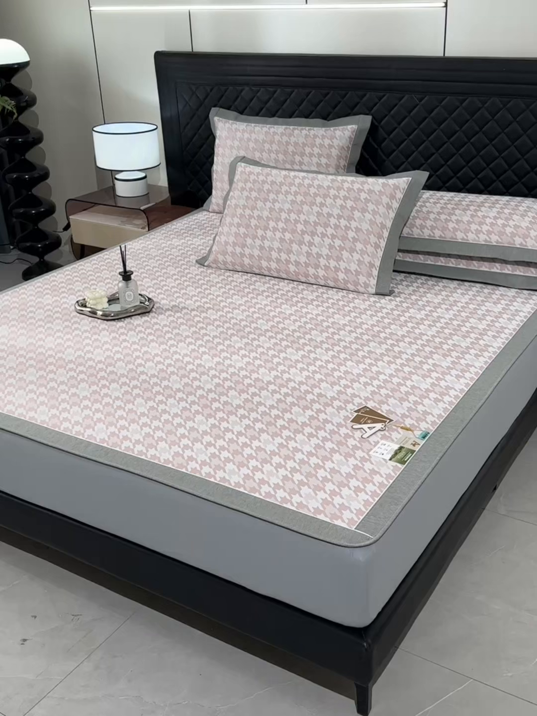 91家纺网 家纺一手货源 找家纺 小牛席业 2026新款PE千鸟格凉感冰丝席系列（床笠款） 粉色