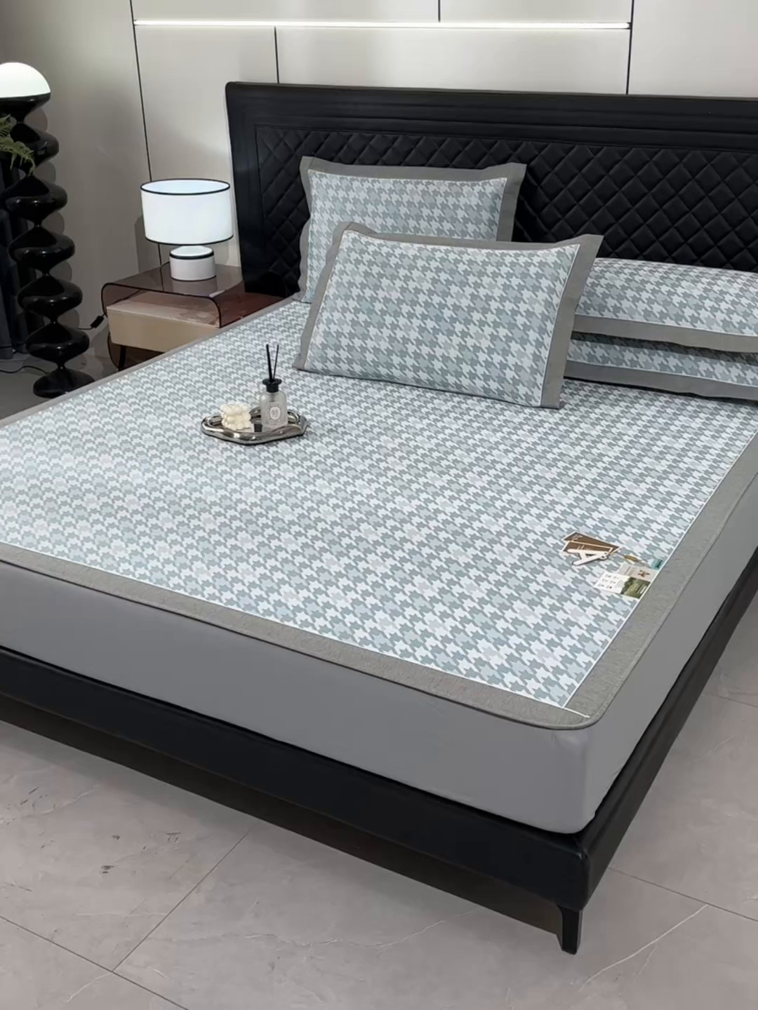 91家纺网 家纺一手货源 找家纺 小牛席业 2026新款PE千鸟格凉感冰丝席系列（床笠款） 蓝色