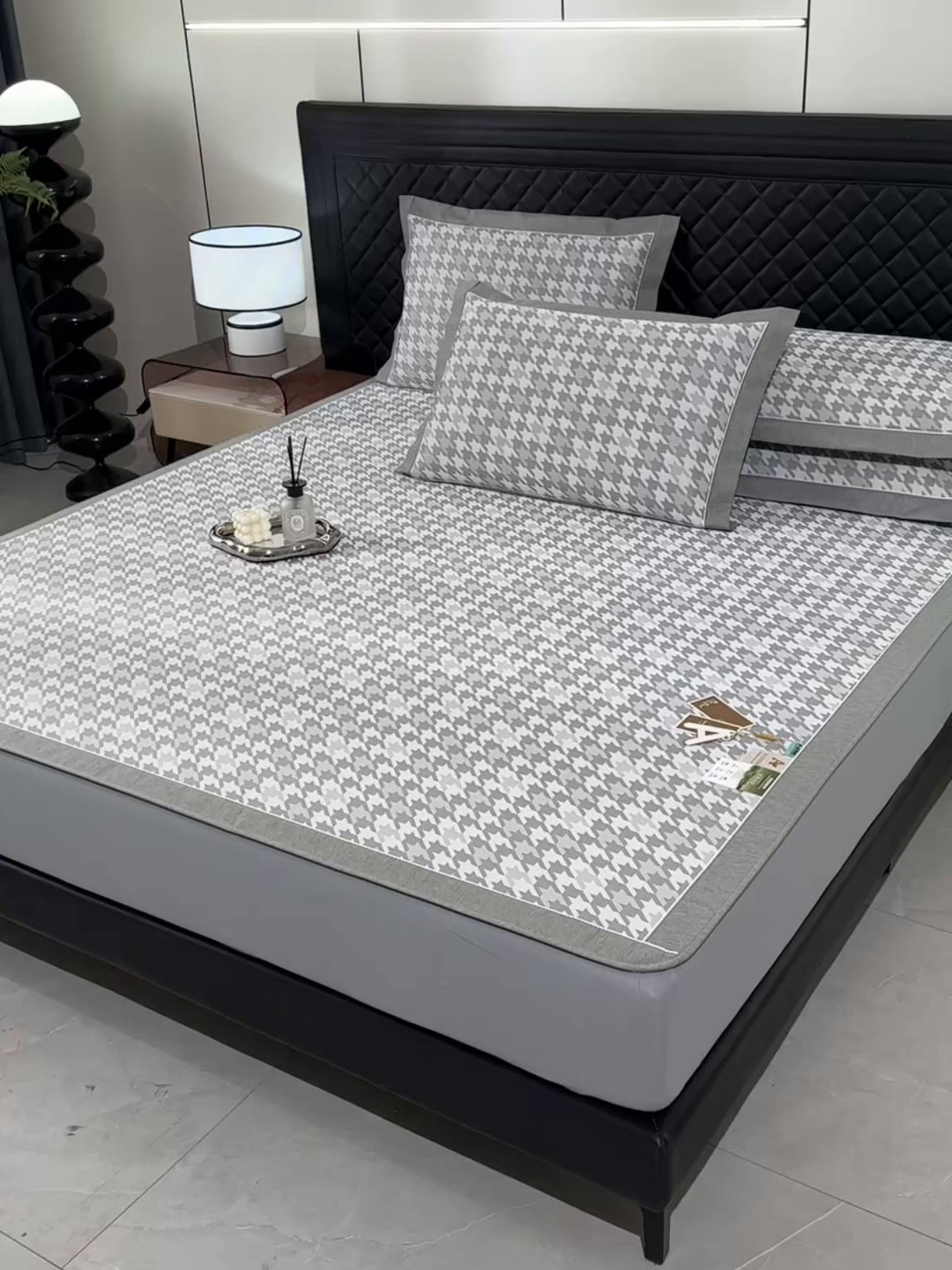 91家纺网 家纺一手货源 找家纺 小牛席业 2026新款PE千鸟格凉感冰丝席系列（床笠款） 灰色