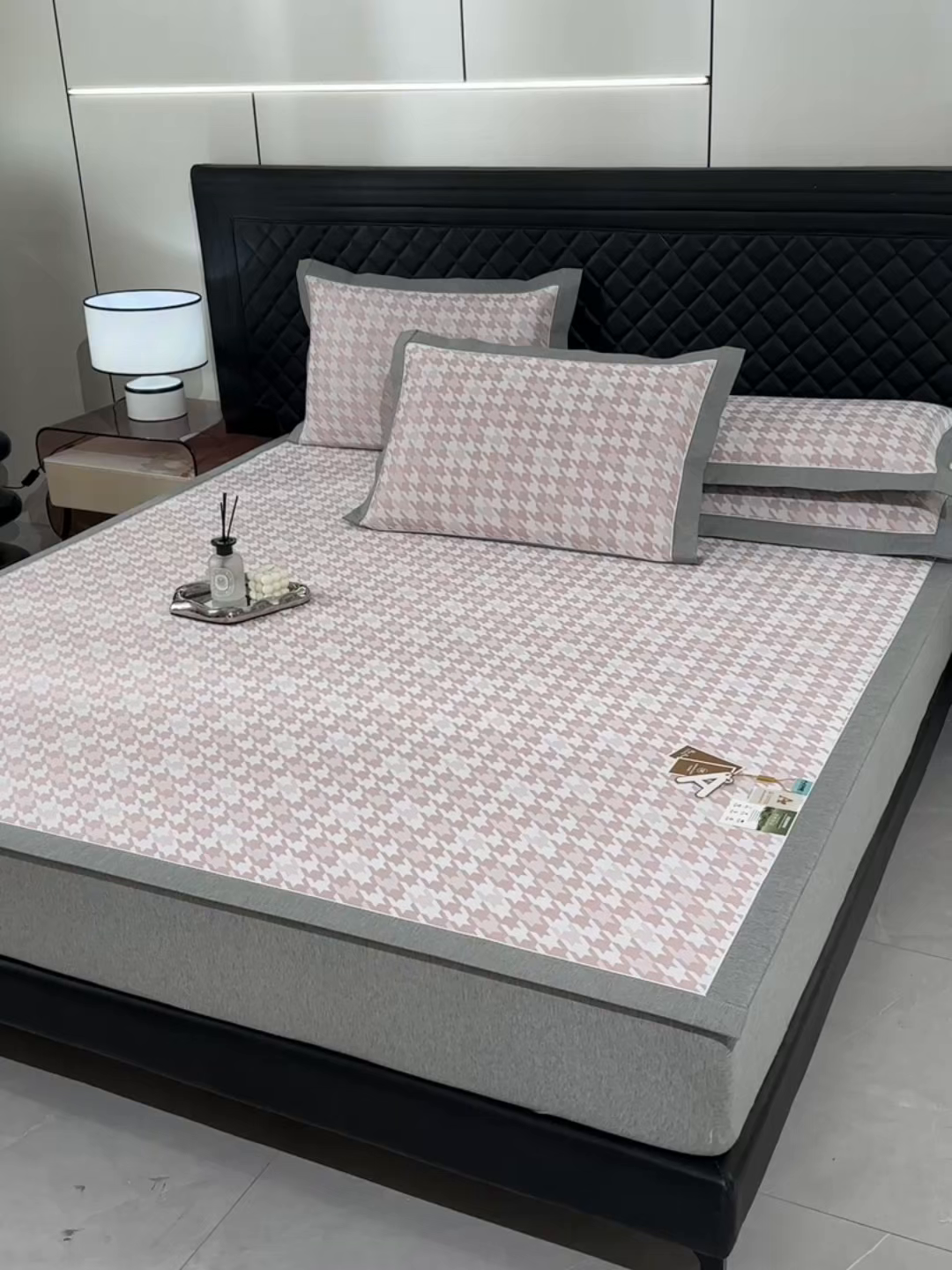 91家纺网 家纺一手货源 找家纺 小牛席业 2026新款PE千鸟格凉感冰丝席席子凉席 粉色