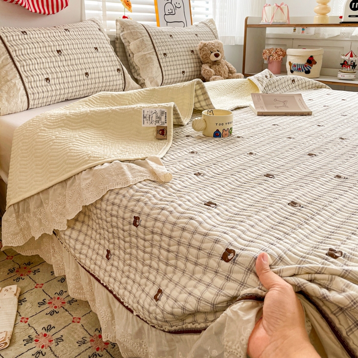 91家纺网 家纺一手货源 找家纺 岚吉家纺 2026年新款A类法式全棉花边床盖三件套四件套 格子熊