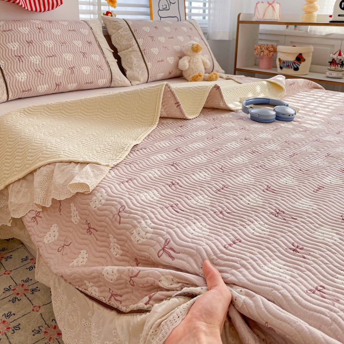 91家纺网 家纺一手货源 找家纺 岚吉家纺 2026年新款A类法式全棉花边床盖三件套四件套 心结-粉