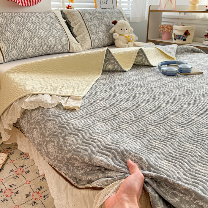 91家纺网 家纺一手货源 找家纺 岚吉家纺 2026年新款A类法式全棉花边床盖三件套四件套 忆江南-灰