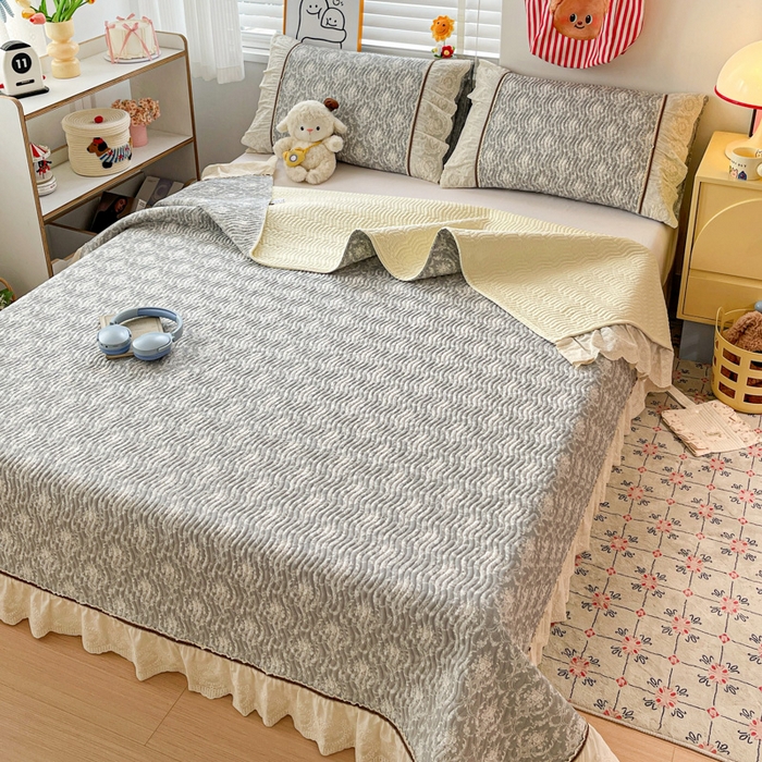 91家纺网 家纺一手货源 找家纺 岚吉家纺 2026年新款A类法式全棉花边床盖三件套四件套 忆江南-灰