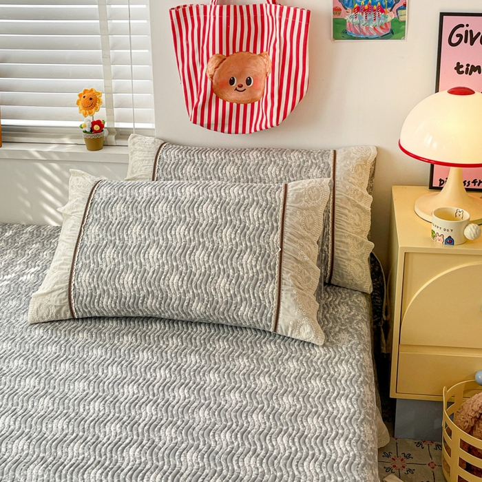 91家纺网 家纺一手货源 找家纺 岚吉家纺 2026年新款A类法式全棉花边床盖三件套四件套 忆江南-灰