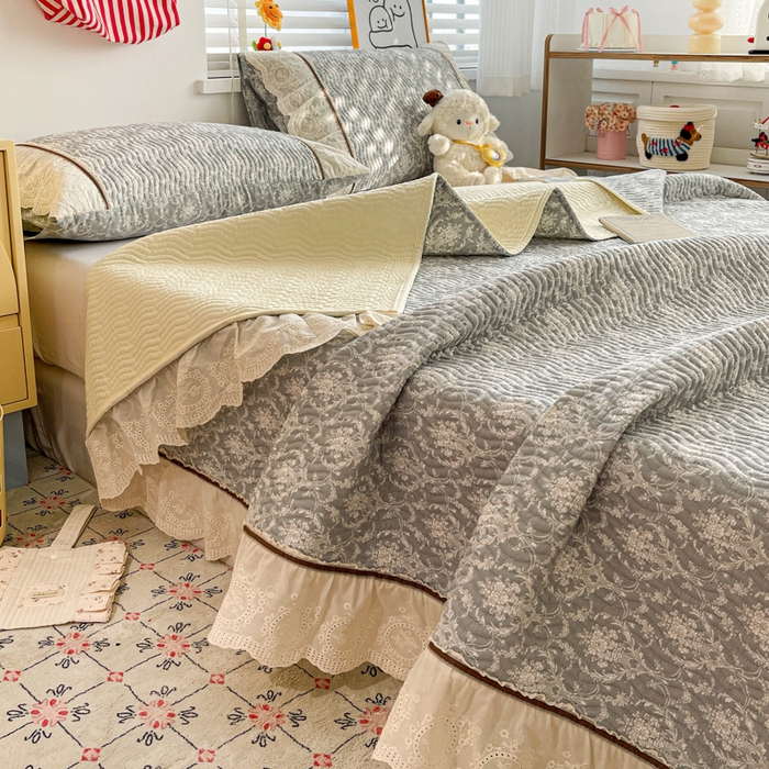 91家纺网 家纺一手货源 找家纺 岚吉家纺 2026年新款A类法式全棉花边床盖三件套四件套 忆江南-灰