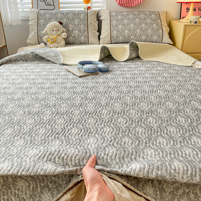 91家纺网 家纺一手货源 找家纺 岚吉家纺 2026年新款A类法式全棉花边床盖三件套四件套 忆江南-灰