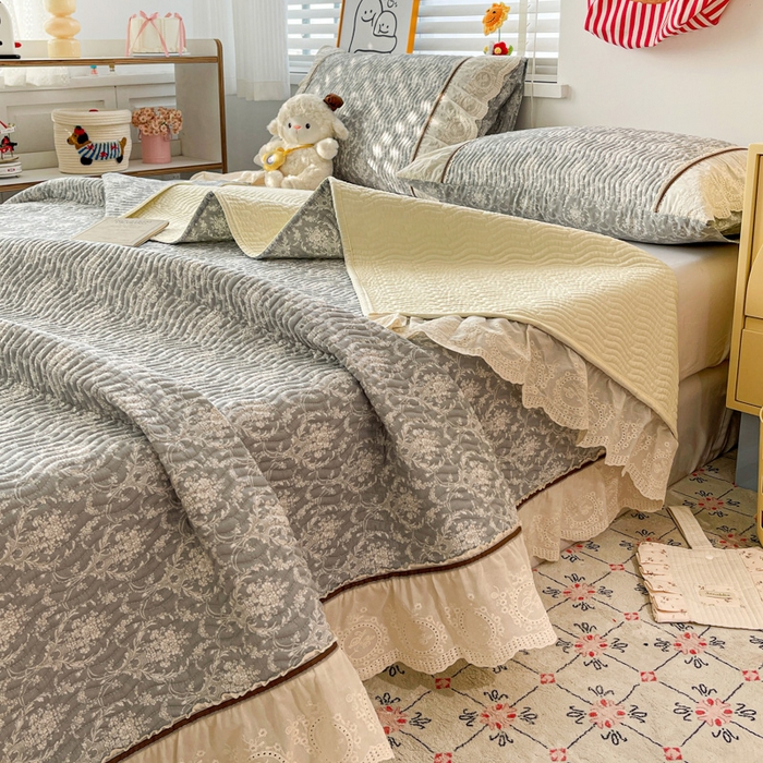 91家纺网 家纺一手货源 找家纺 岚吉家纺 2026年新款A类法式全棉花边床盖三件套四件套 忆江南-灰