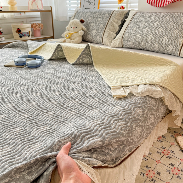 91家纺网 家纺一手货源 找家纺 岚吉家纺 2026年新款A类法式全棉花边床盖三件套四件套 忆江南-灰