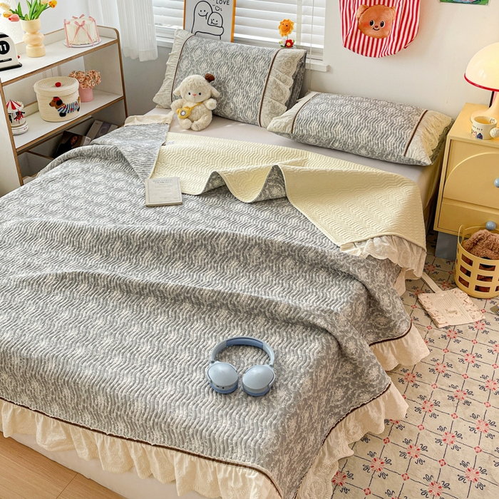 91家纺网 家纺一手货源 找家纺 岚吉家纺 2026年新款A类法式全棉花边床盖三件套四件套 忆江南-灰