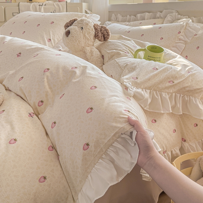 91家纺网 家纺一手货源 找家纺 逸尚阁家纺 2026新款水洗仿棉印花花边四件套-终版 甜甜草莓区