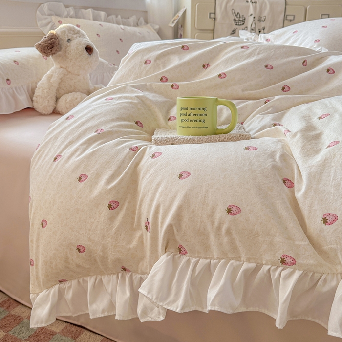 91家纺网 家纺一手货源 找家纺 逸尚阁家纺 2026新款水洗仿棉印花花边四件套-终版 甜甜草莓区