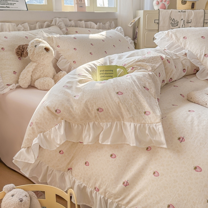 91家纺网 家纺一手货源 找家纺 逸尚阁家纺 2026新款水洗仿棉印花花边四件套-终版 甜甜草莓区