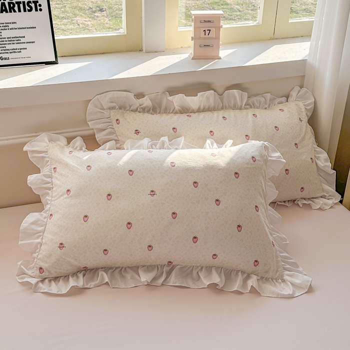 91家纺网 家纺一手货源 找家纺 逸尚阁家纺 2026新款水洗仿棉印花花边四件套-终版 甜甜草莓区