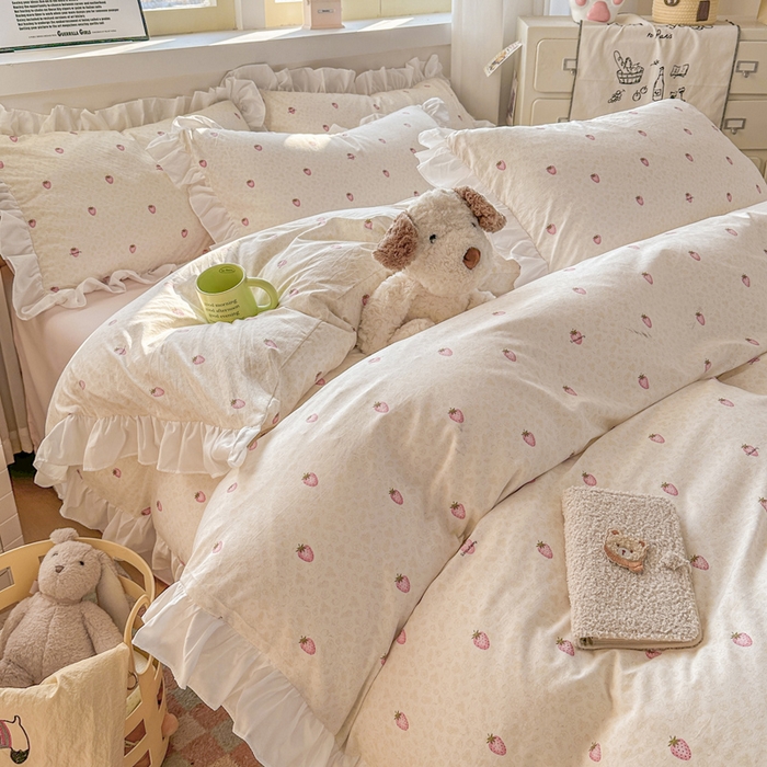 91家纺网 家纺一手货源 找家纺 逸尚阁家纺 2026新款水洗仿棉印花花边四件套-终版 甜甜草莓区