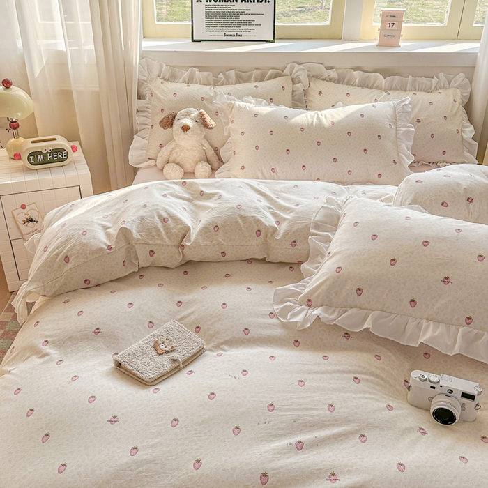 91家纺网 家纺一手货源 找家纺 逸尚阁家纺 2026新款水洗仿棉印花花边四件套-终版 甜甜草莓区