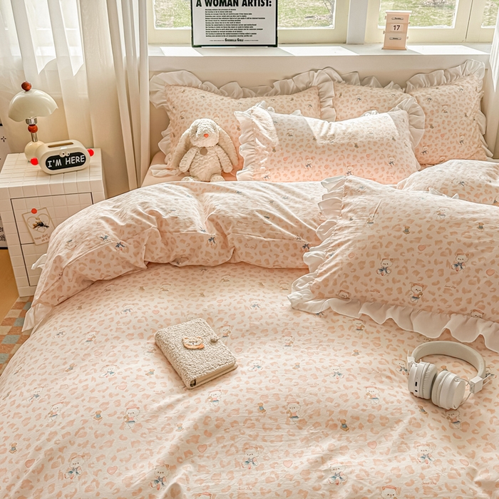 91家纺网 家纺一手货源 找家纺 逸尚阁家纺 2026新款水洗仿棉印花花边四件套-终版 玩偶保卫员