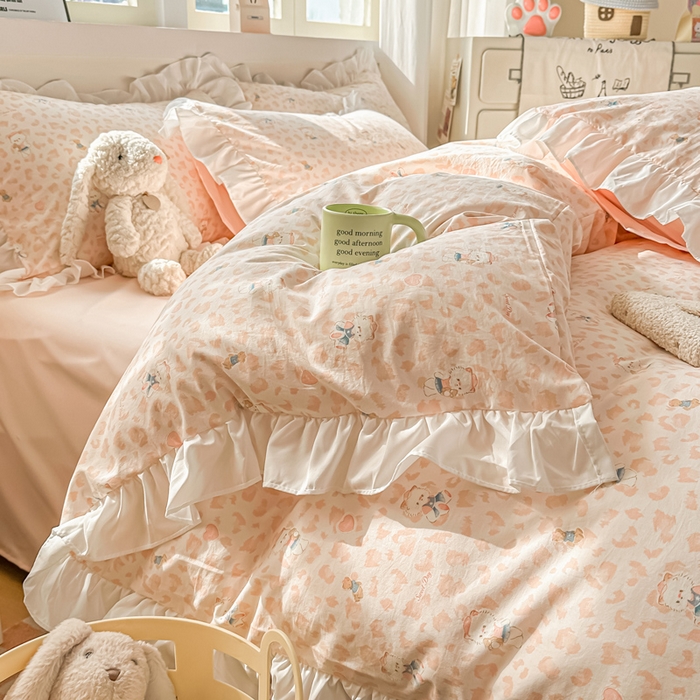 91家纺网 家纺一手货源 找家纺 逸尚阁家纺 2026新款水洗仿棉印花花边四件套-终版 玩偶保卫员