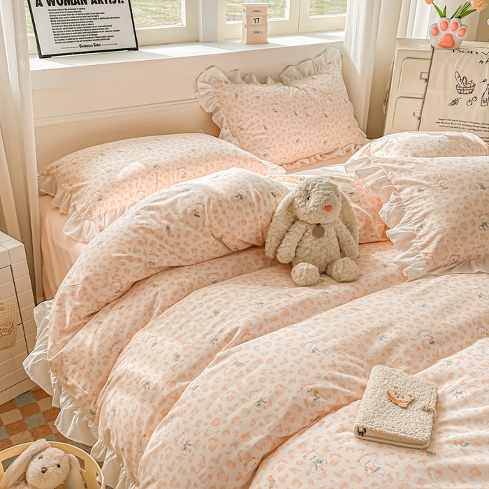 91家纺网 家纺一手货源 找家纺 逸尚阁家纺 2026新款水洗仿棉印花花边四件套-终版 玩偶保卫员