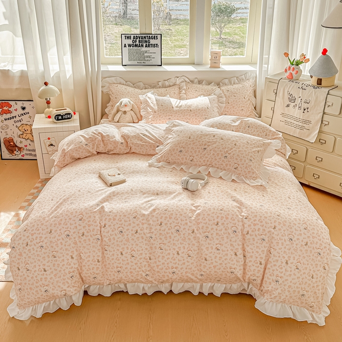 91家纺网 家纺一手货源 找家纺 逸尚阁家纺 2026新款水洗仿棉印花花边四件套-终版 玩偶保卫员