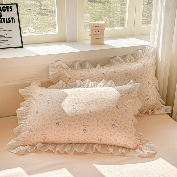 91家纺网 家纺一手货源 找家纺 逸尚阁家纺 2026新款水洗仿棉印花花边四件套-终版 玩偶保卫员