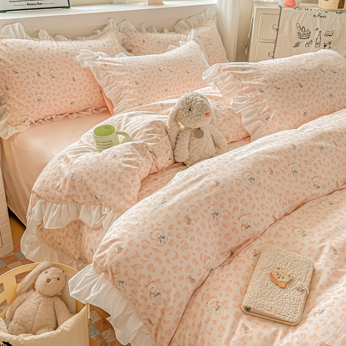91家纺网 家纺一手货源 找家纺 逸尚阁家纺 2026新款水洗仿棉印花花边四件套-终版 玩偶保卫员