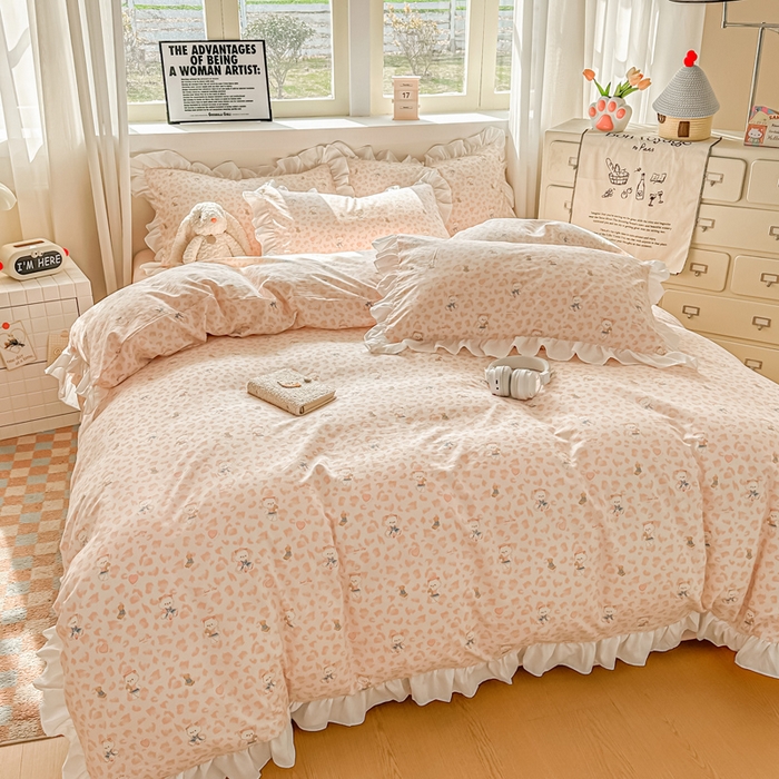 91家纺网 家纺一手货源 找家纺 逸尚阁家纺 2026新款水洗仿棉印花花边四件套-终版 玩偶保卫员