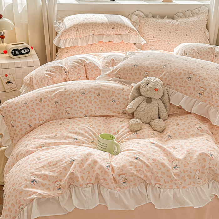 91家纺网 家纺一手货源 找家纺 逸尚阁家纺 2026新款水洗仿棉印花花边四件套-终版 玩偶保卫员