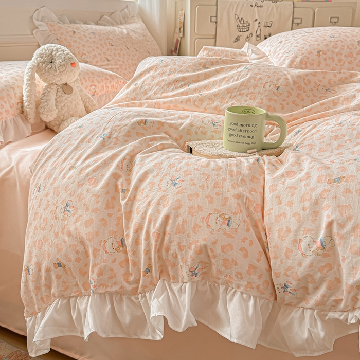 91家纺网 家纺一手货源 找家纺 逸尚阁家纺 2026新款水洗仿棉印花花边四件套-终版 玩偶保卫员