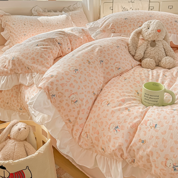 91家纺网 家纺一手货源 找家纺 逸尚阁家纺 2026新款水洗仿棉印花花边四件套-终版 玩偶保卫员