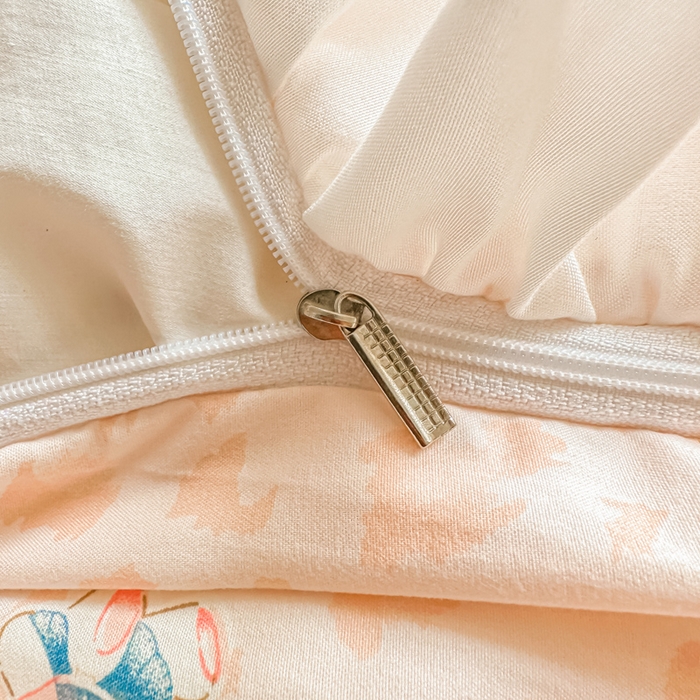 91家纺网 家纺一手货源 找家纺 逸尚阁家纺 2026新款水洗仿棉印花花边四件套-终版 玩偶保卫员