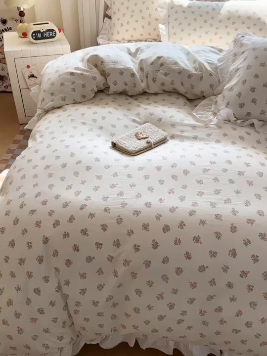 91家纺网 家纺一手货源 找家纺 逸尚阁家纺 2026新款水洗仿棉印花花边四件套-终版 偏爱的花语