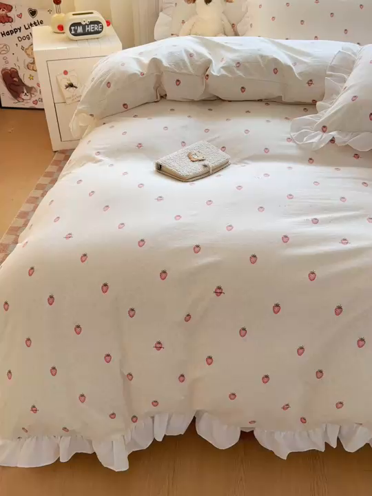 91家纺网 家纺一手货源 找家纺 逸尚阁家纺 2026新款水洗仿棉印花花边四件套-终版 甜甜草莓区